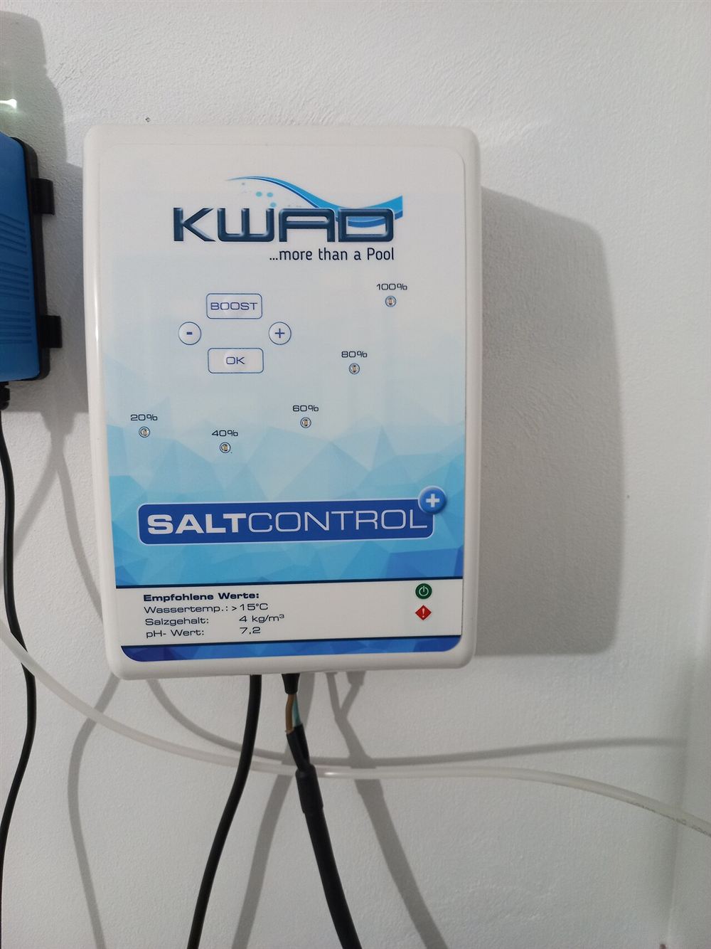 Painel de controle de um clorador salino na parede, com botões de produção em porcentagem