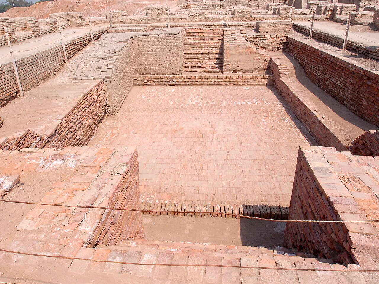 Ruínas do Grande Banho de Mohenjo-daro, um tanque retangular de tijolos com escadas nas pontas