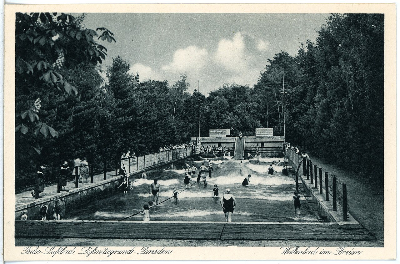 Cartão-postal antigo do Bilzbad, em Radebeul, com banhistas na piscina de ondas cercada por árvores, em 1928