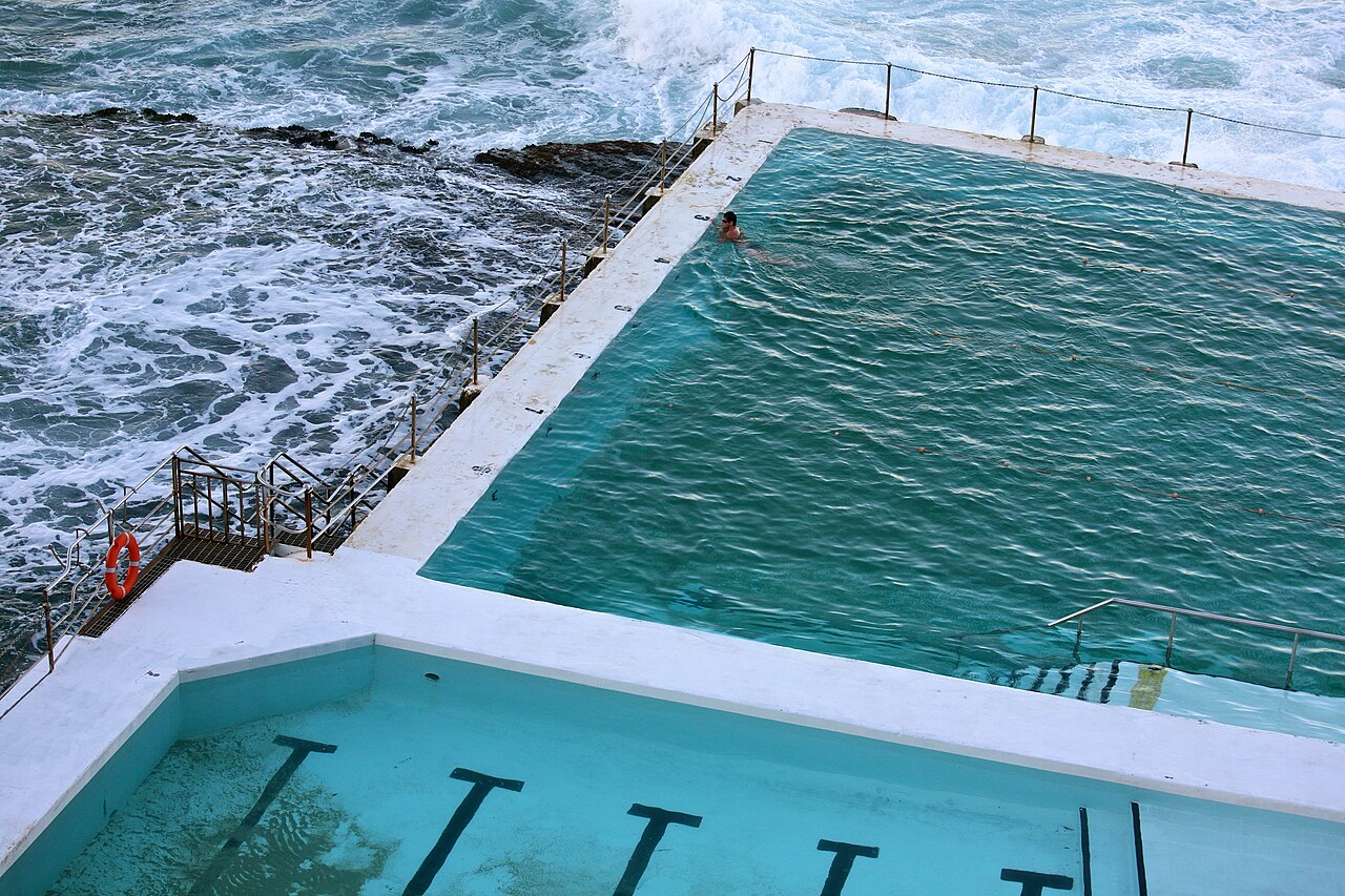 Piscina do Bondi Icebergs na beira do mar, com ondas quebrando ao lado da borda