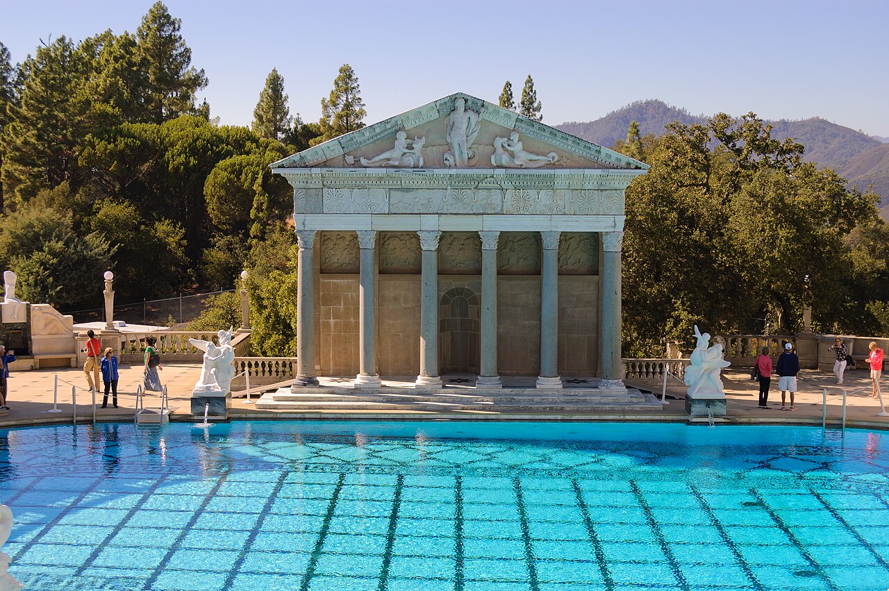 Neptune Pool do Hearst Castle, com colunatas de mármore e a fachada de templo romano ao fundo