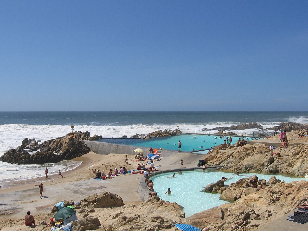 Piscina das Marés de Leça da Palmeira, construída entre as rochas da praia