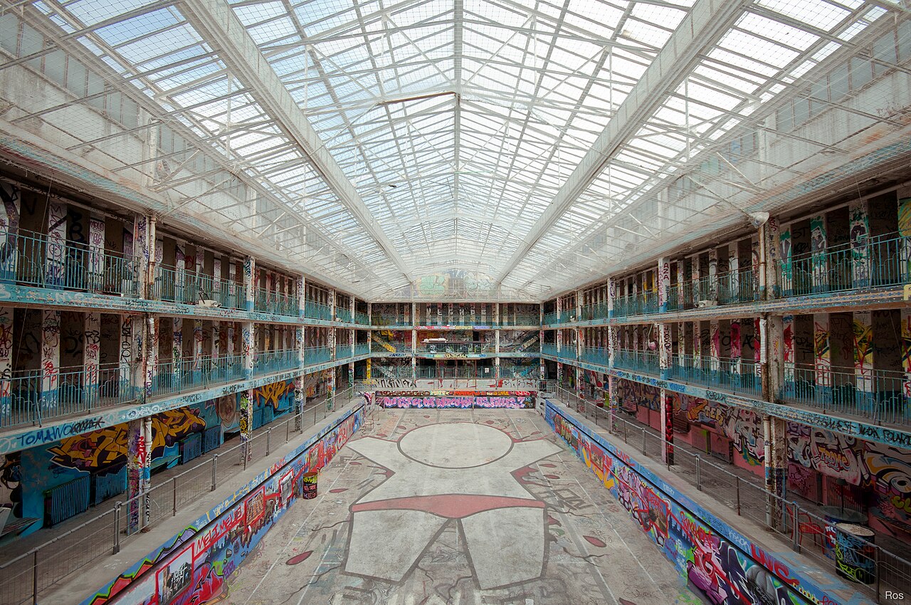 Piscine Molitor durante os anos em que ficou fechada, com o tanque vazio e as paredes cobertas de grafite