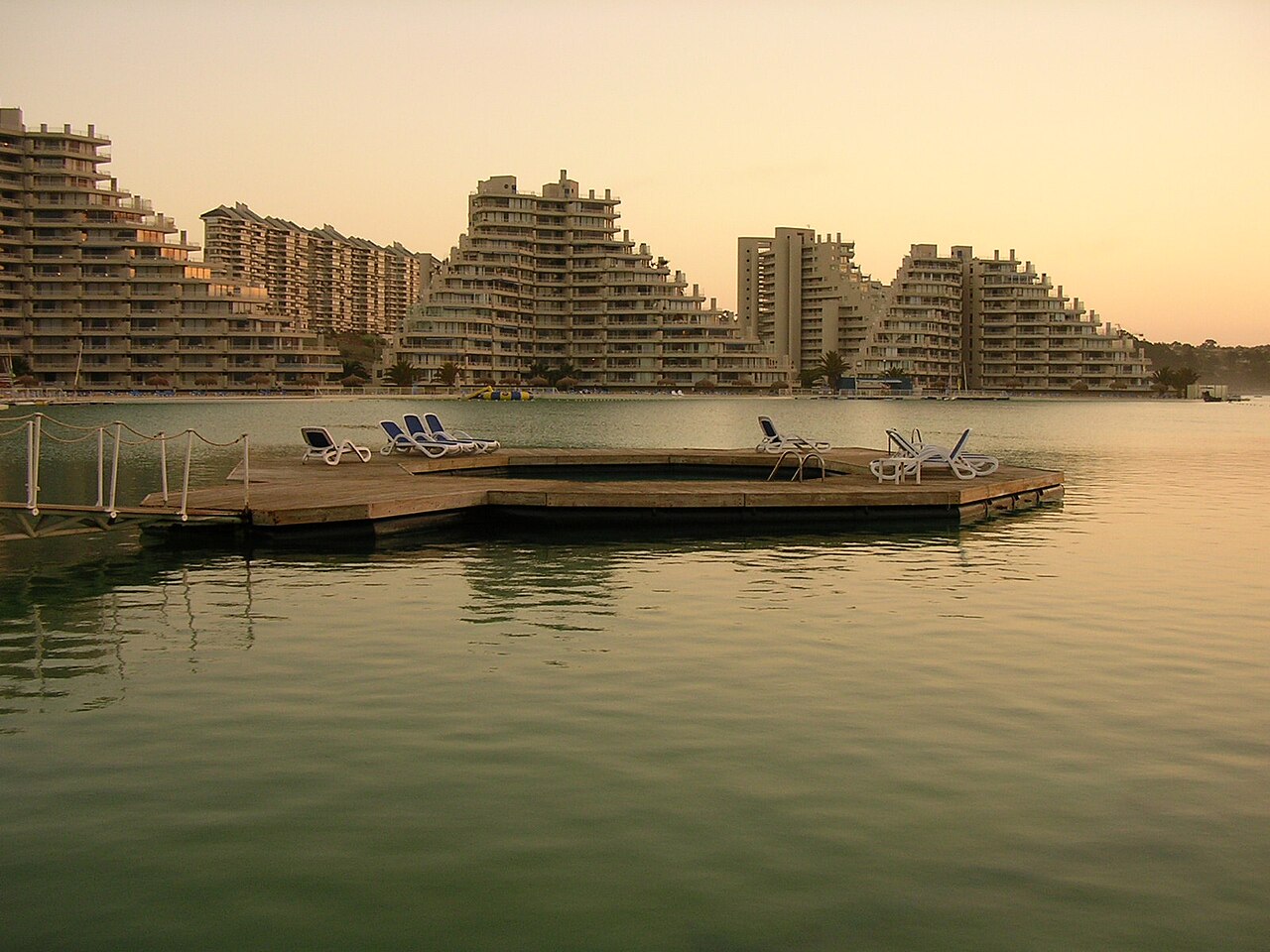 Vista aérea da piscina gigante de San Alfonso del Mar, ao lado do mar, em Algarrobo, Chile