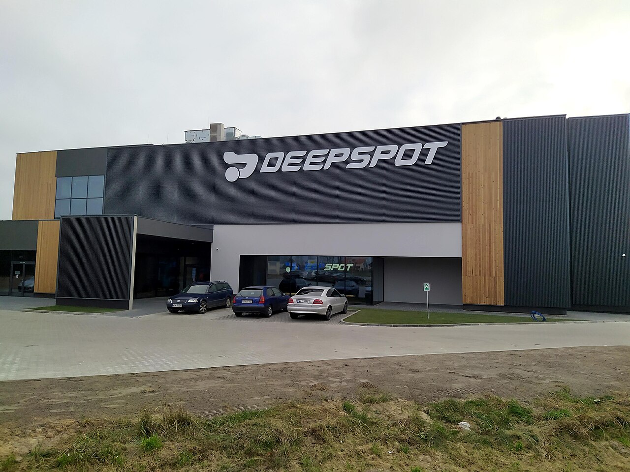 Fachada do prédio da Deepspot, em Mszczonów, na Polônia