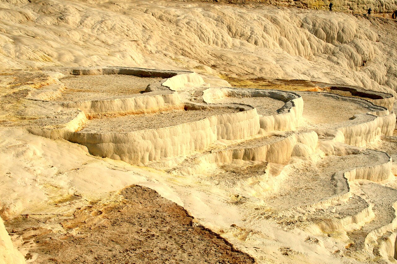 Terraços de travertino branco em Pamukkale, formados pelo cálcio das fontes termais