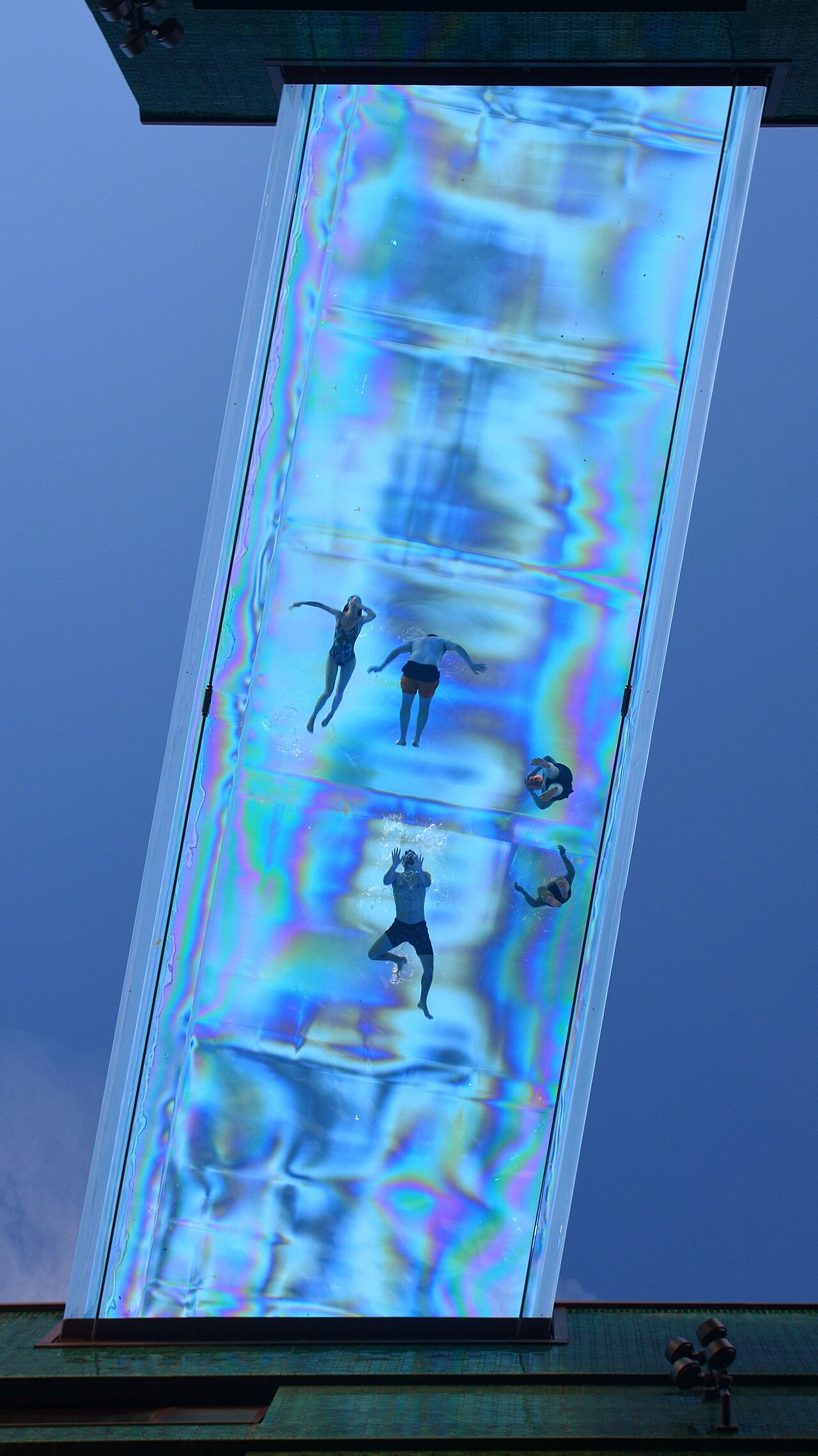 Nadadores na Sky Pool vistos de baixo, através do fundo transparente de acrílico