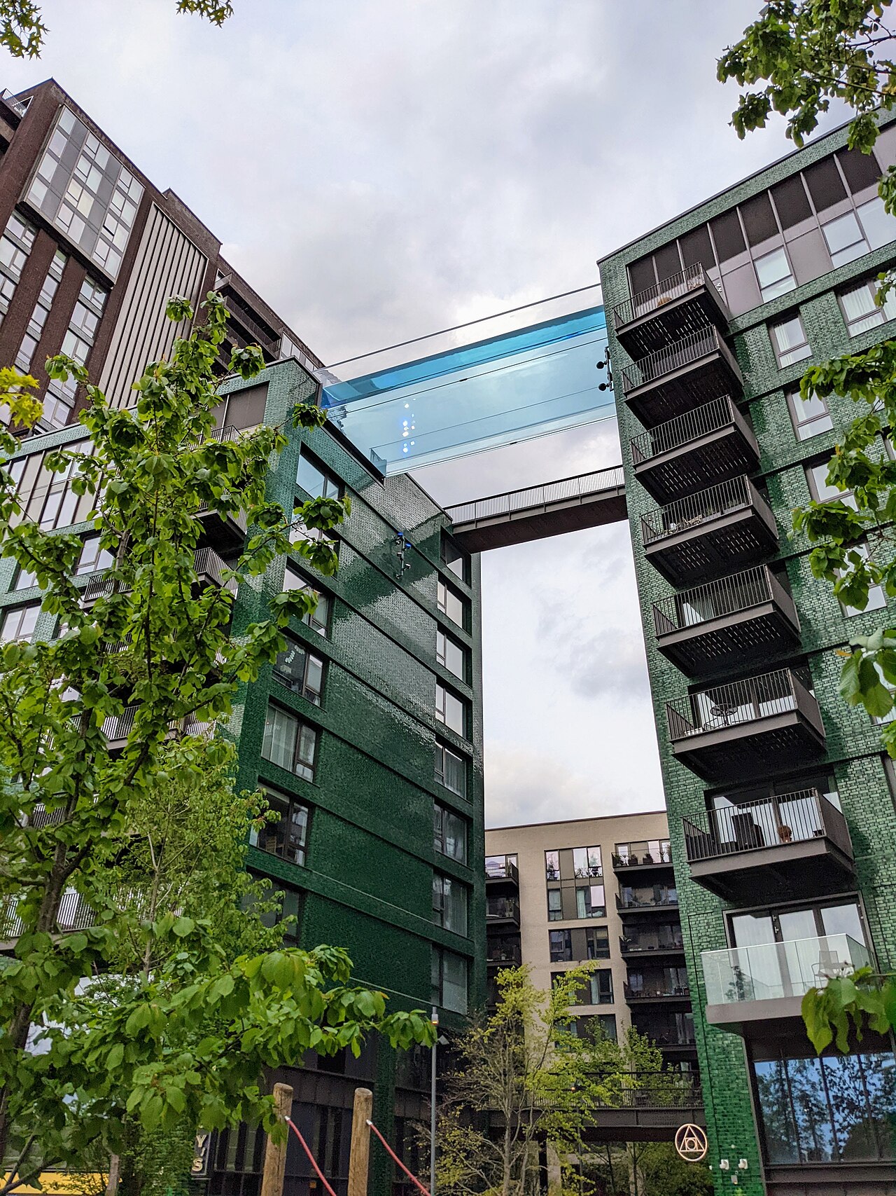 A Sky Pool vista da rua, atravessando o vão entre dois prédios residenciais em Londres
